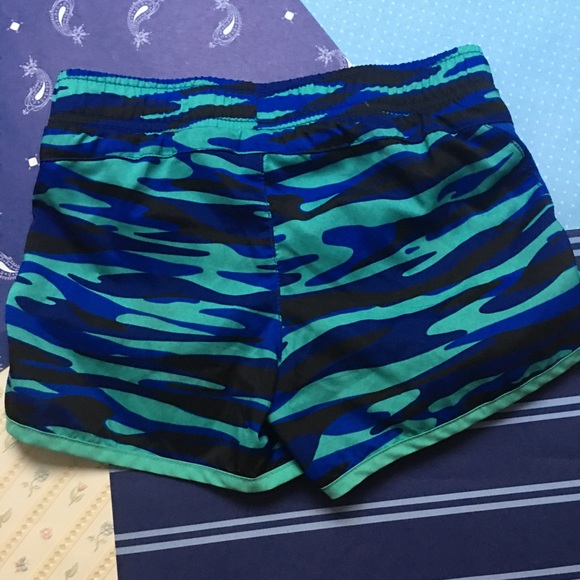 Old Navy active shorts - Picture 2 of 4